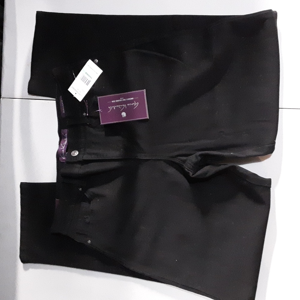 Gloria Vanderbilt Amanda jeans. Black. 8 average